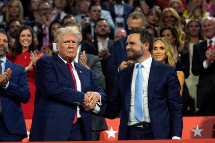 Trump accolto come un re alla convention di Milwaukee. E spuntano le t-shirt "a prova di proiettile" 1