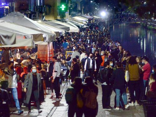 Bottiglie contro gli agenti, vigili aggrediti: movida violenta contro il coprifuoco