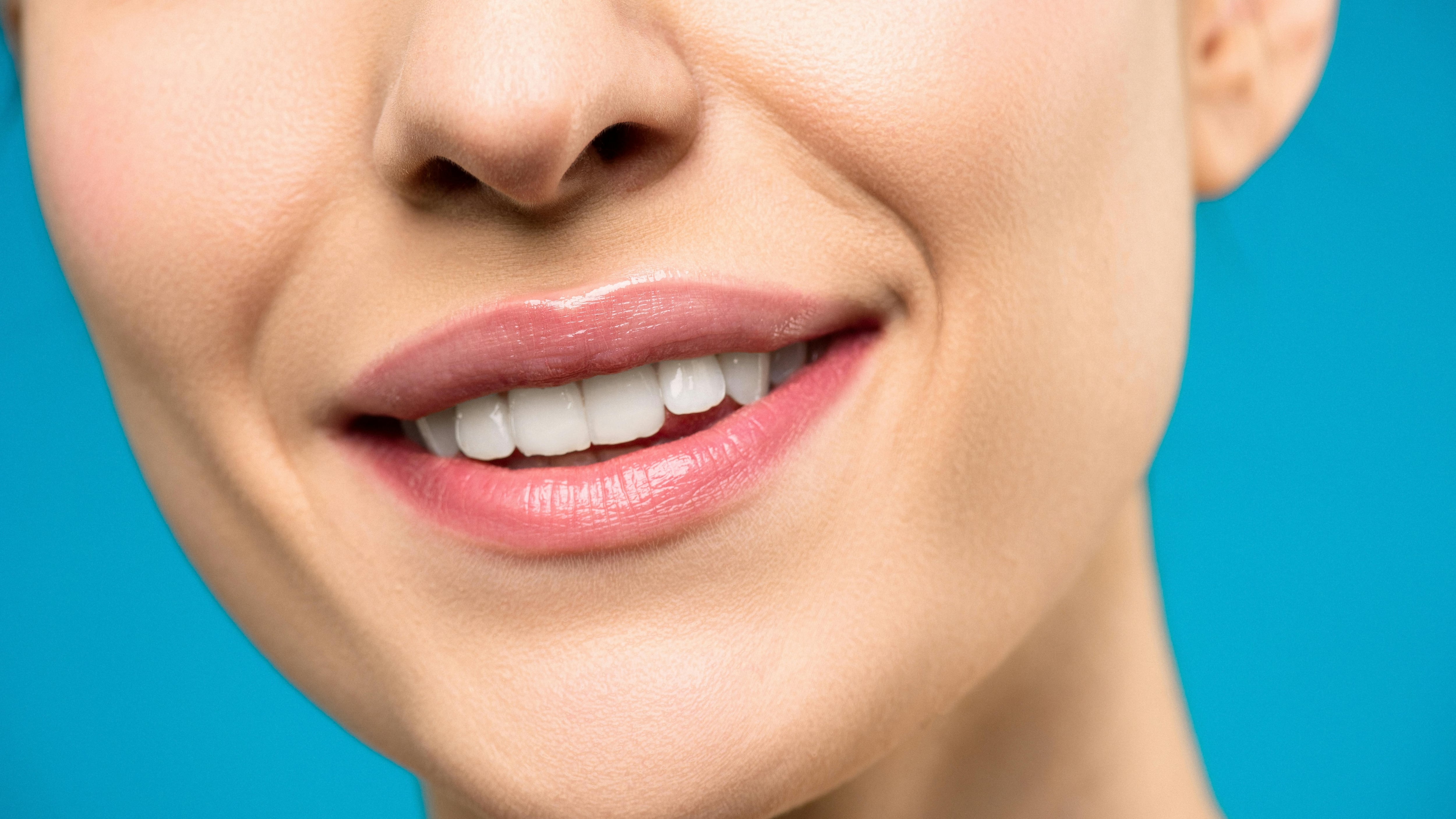 Come eliminare il giallo dei denti: 6 rimedi naturali per averli bianchi