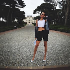 Bella Hadid si mostra in topless 32