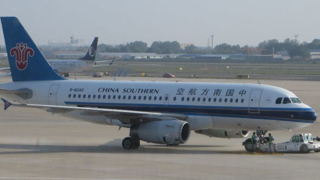 Cina, passeggero dà di matto e viene legato sull'aereo in volo