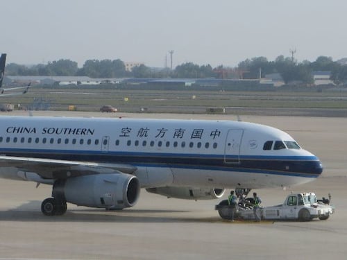 Cina, passeggero dà di matto e viene legato sull'aereo in volo