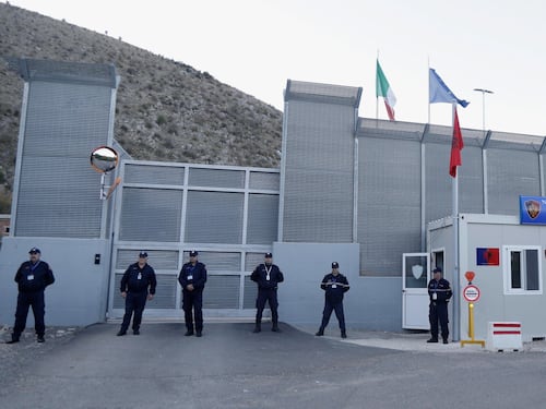Il Pd raccomanda l’avvocato "rosso": pioggia di ricorsi dal Cpr in Albania