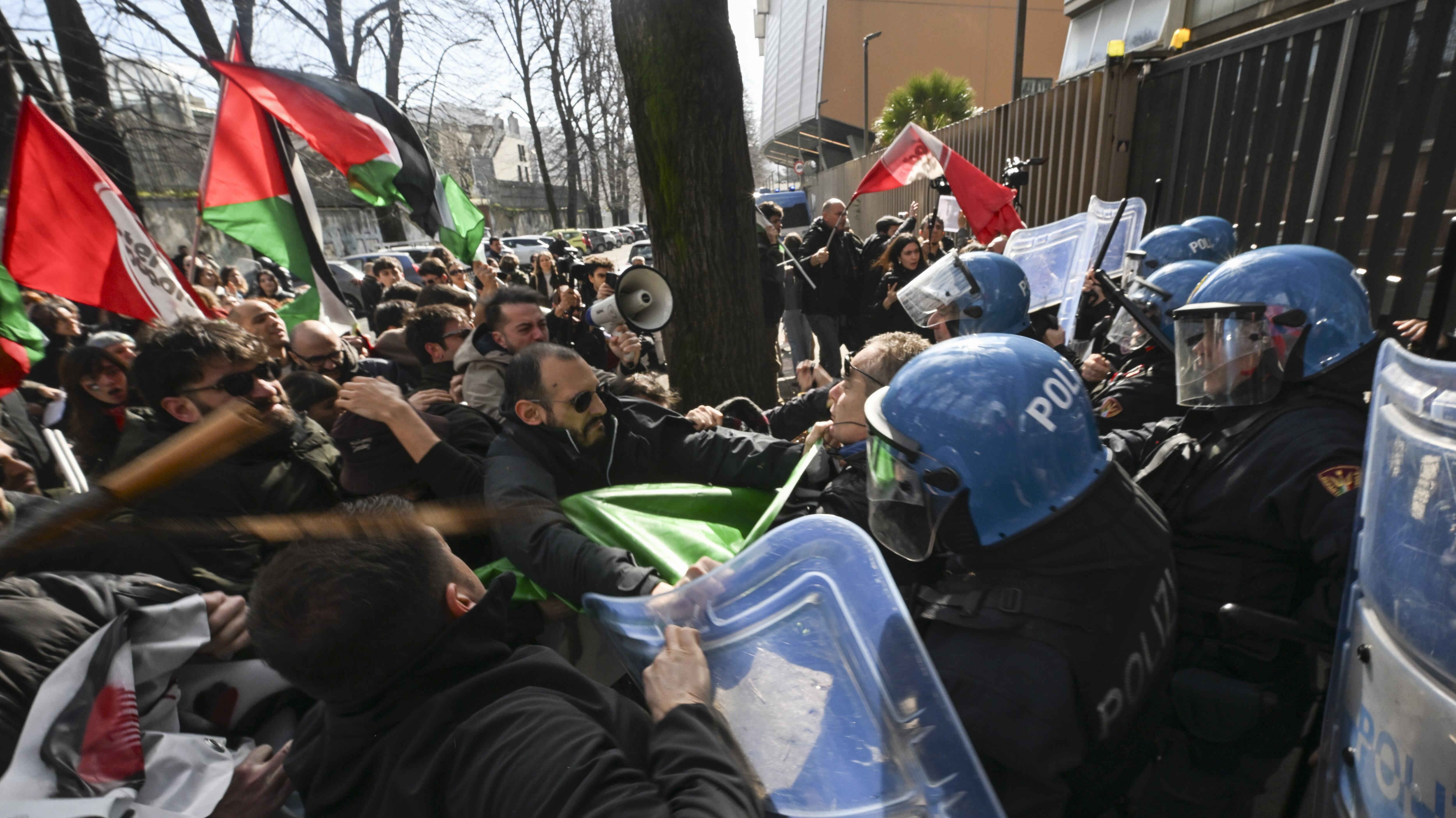 Così i pro Palestina hanno assaltato la polizia