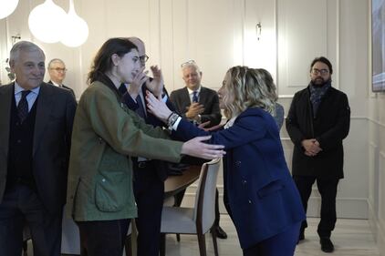 Cecila Sala in aeroporto. L'abbraccio con i familiari, l'incontro con la Meloni 12