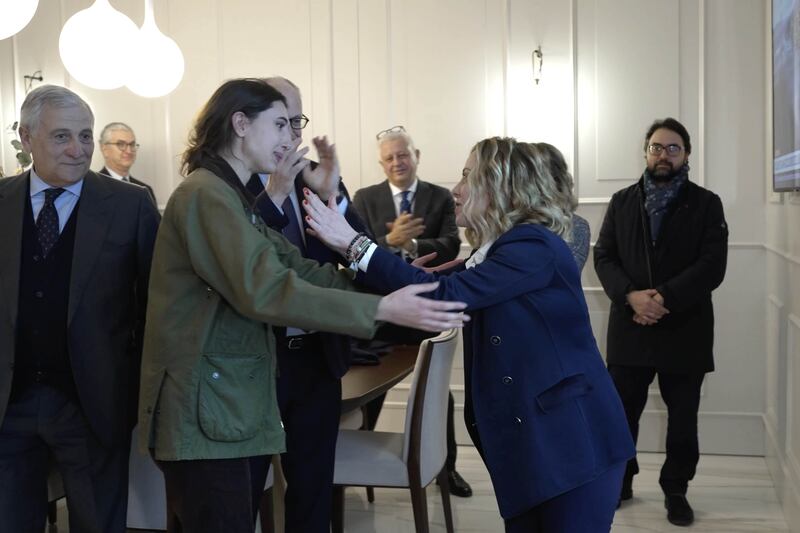 Cecila Sala in aeroporto. L'abbraccio con i familiari, l'incontro con la Meloni 12