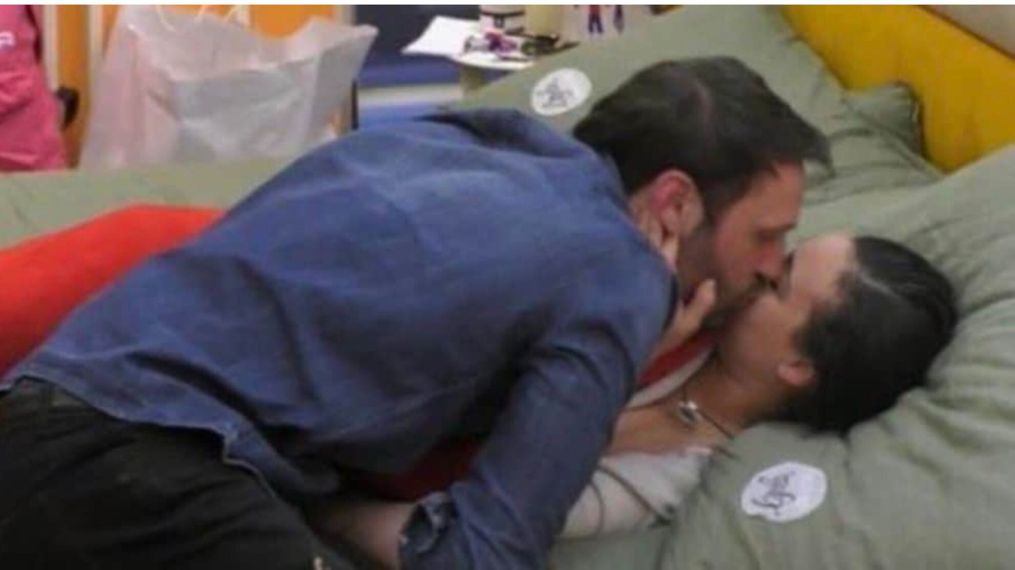 Primo bacio tra Zenga e Rosalinda, lei scoppia in lacrime: ecco perché