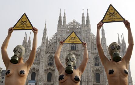 Milano, la protesta in topless contro le pellicce 1
