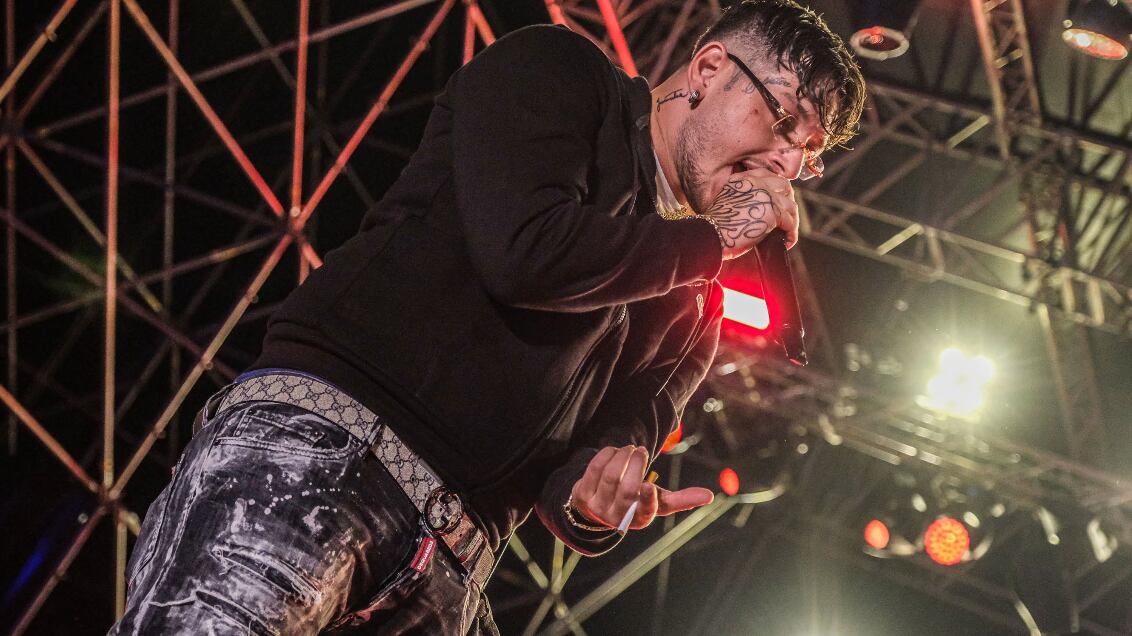 Insulta i carabinieri e incita la folla. Così il rapper Paky finisce nei guai