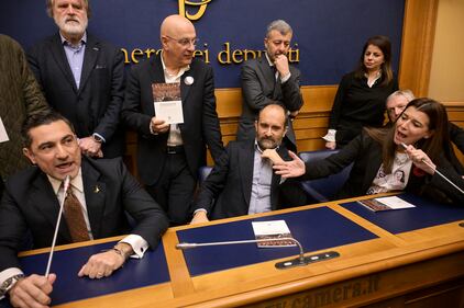 L'opposizione contro la conferenza sulla remigrazione occupa la sala stampa della Camera 14