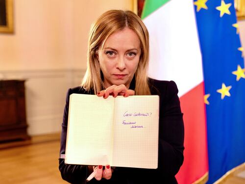 Meloni fa catenaccio sul caro benzina. Fronda degli alleati. Migranti, si lavora a un viaggio in Libia