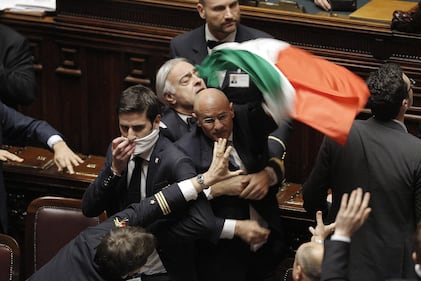 Imu, caos in Aula 8
