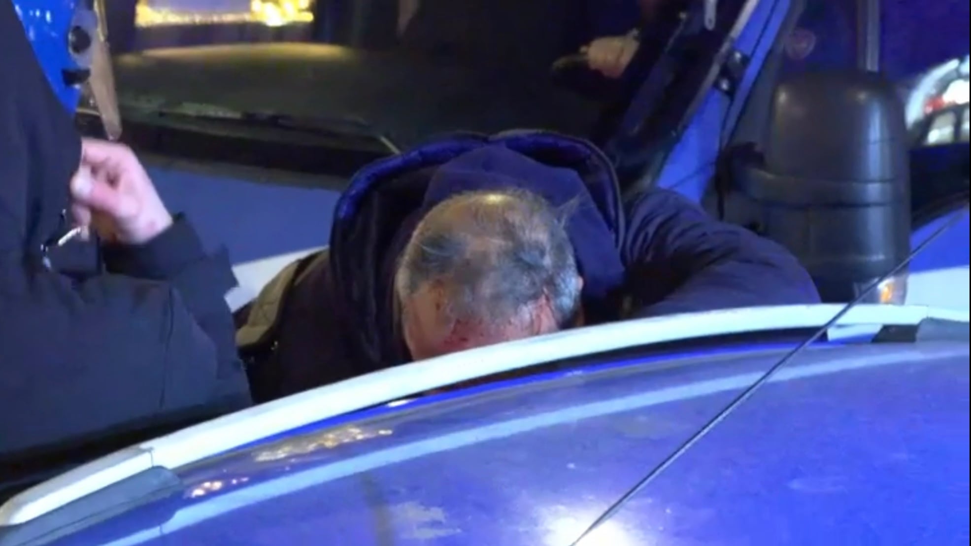 Fumogeni, bottiglie, scontri: agente ferito alla testa dagli anarchici a Roma