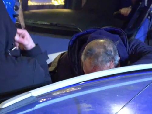 Fumogeni, bottiglie, scontri: agente ferito alla testa dagli anarchici a Roma