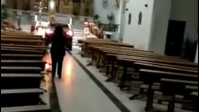 Sfonda portone chiesa con Suv e travolge panche: paura a Toledo