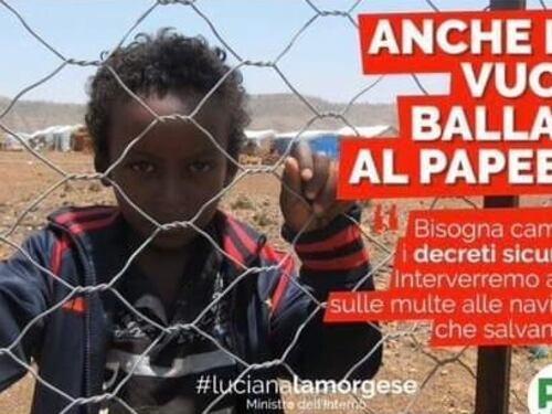 Bimbo migrante nel manifesto choc del Pd: "Vuole ballare al Papeete"