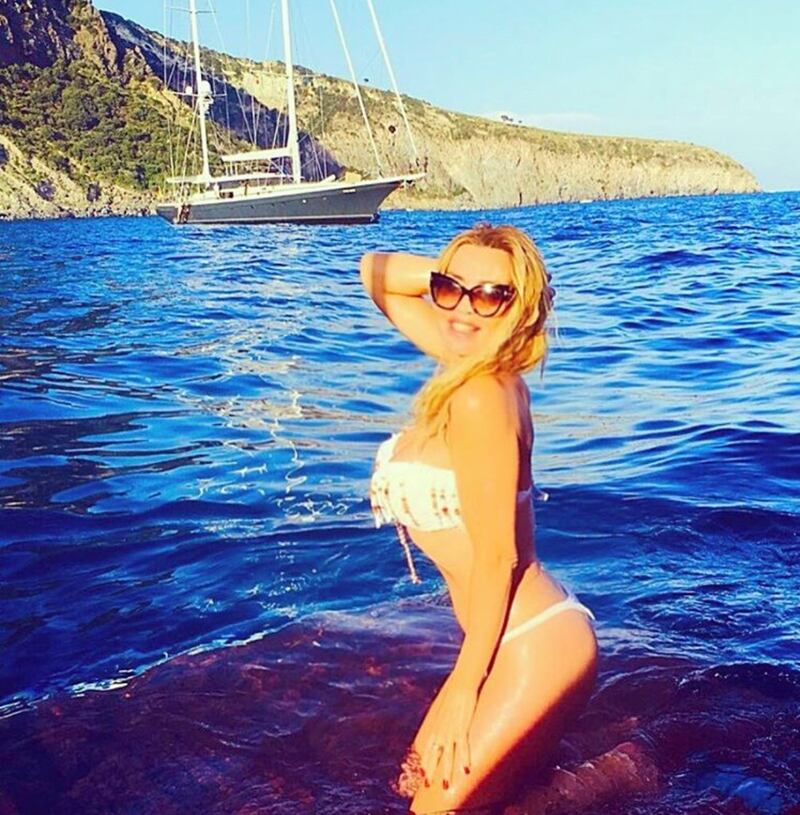 Valeria Marini, bomba sexy tra pubblico e privato  10