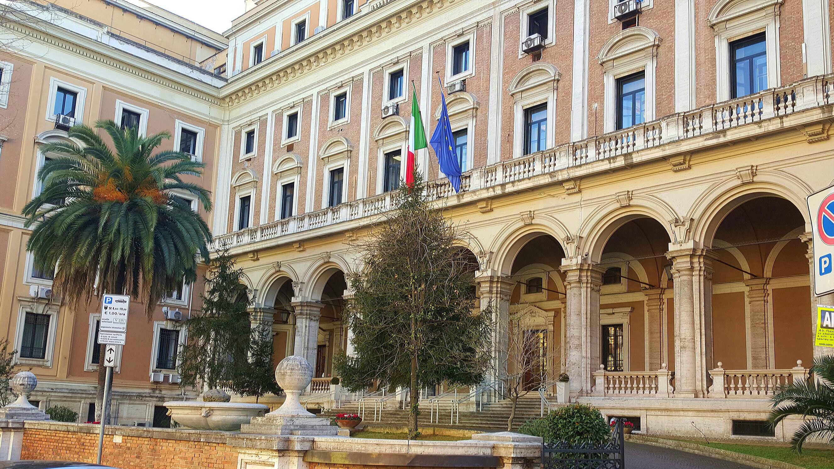 Abusa di due minori nel suo ufficio al ministero: arrestato