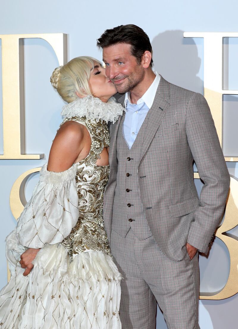 Lady Gaga, scollatura hot alla première 6