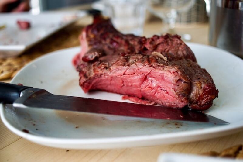 Prima il vino, ora la carne rossa. La scienza zittisce gli ipersalutisti