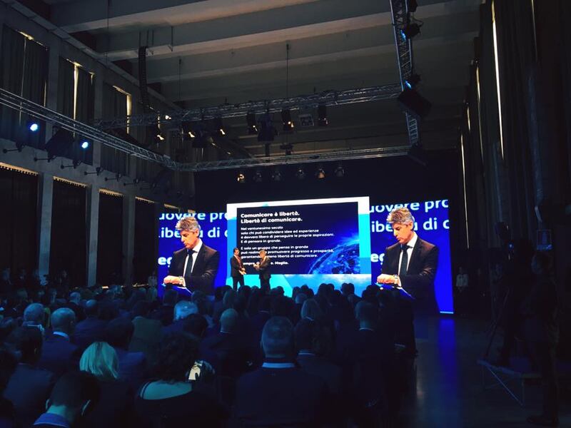 La presentazione del logo Tim 7
