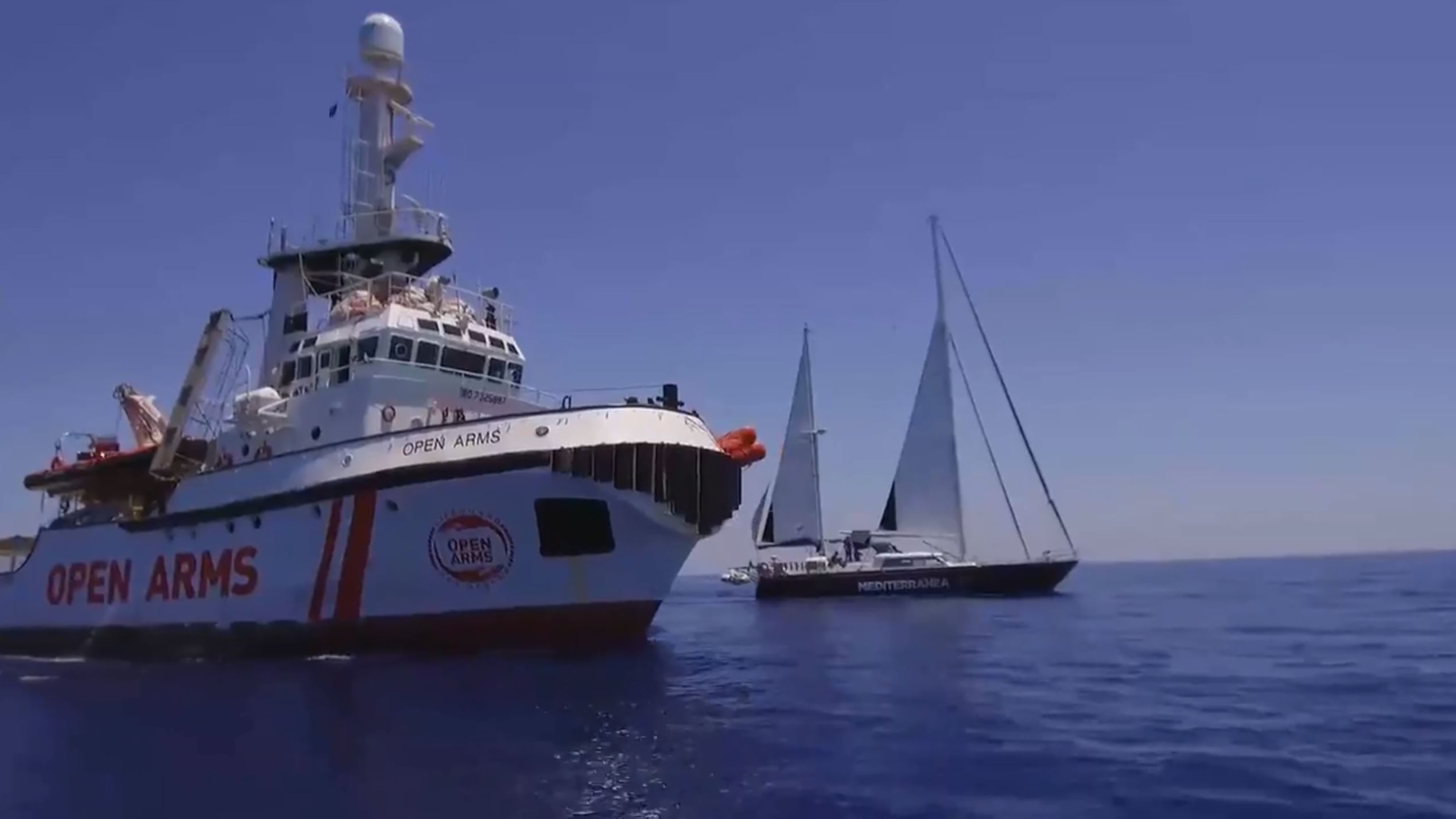 L'Ong di Casarini "strappa" migranti alla Libia. E li carica sulla barca a vela