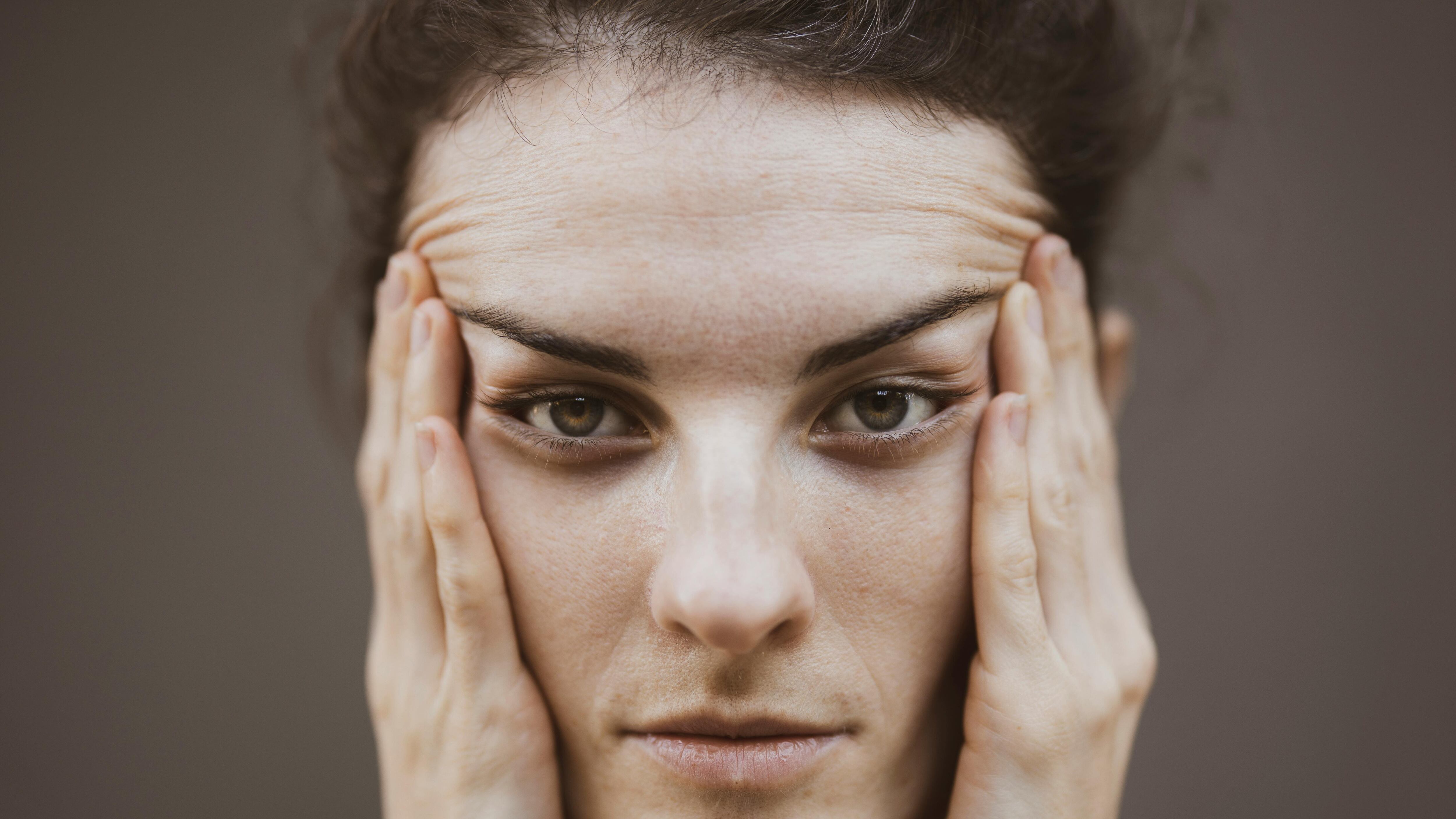 Rughe sulla fronte: le soluzioni (naturali e non) per eliminarle