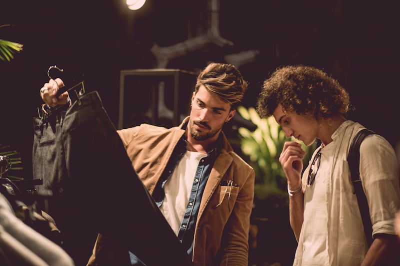Milano, Mariano Di Vaio "commesso" per un giorno: apre il primo e-shop 3
