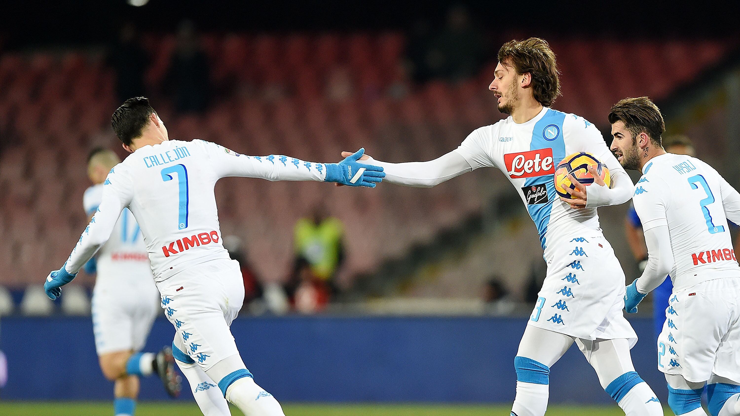 Gli uomini con la valigia fanno felice Napoli al 95'