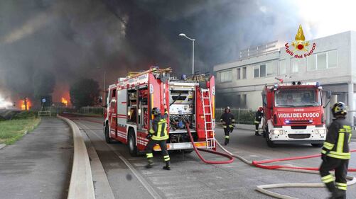 Rogo in un'azienda di vernici: vigili al lavoro 4