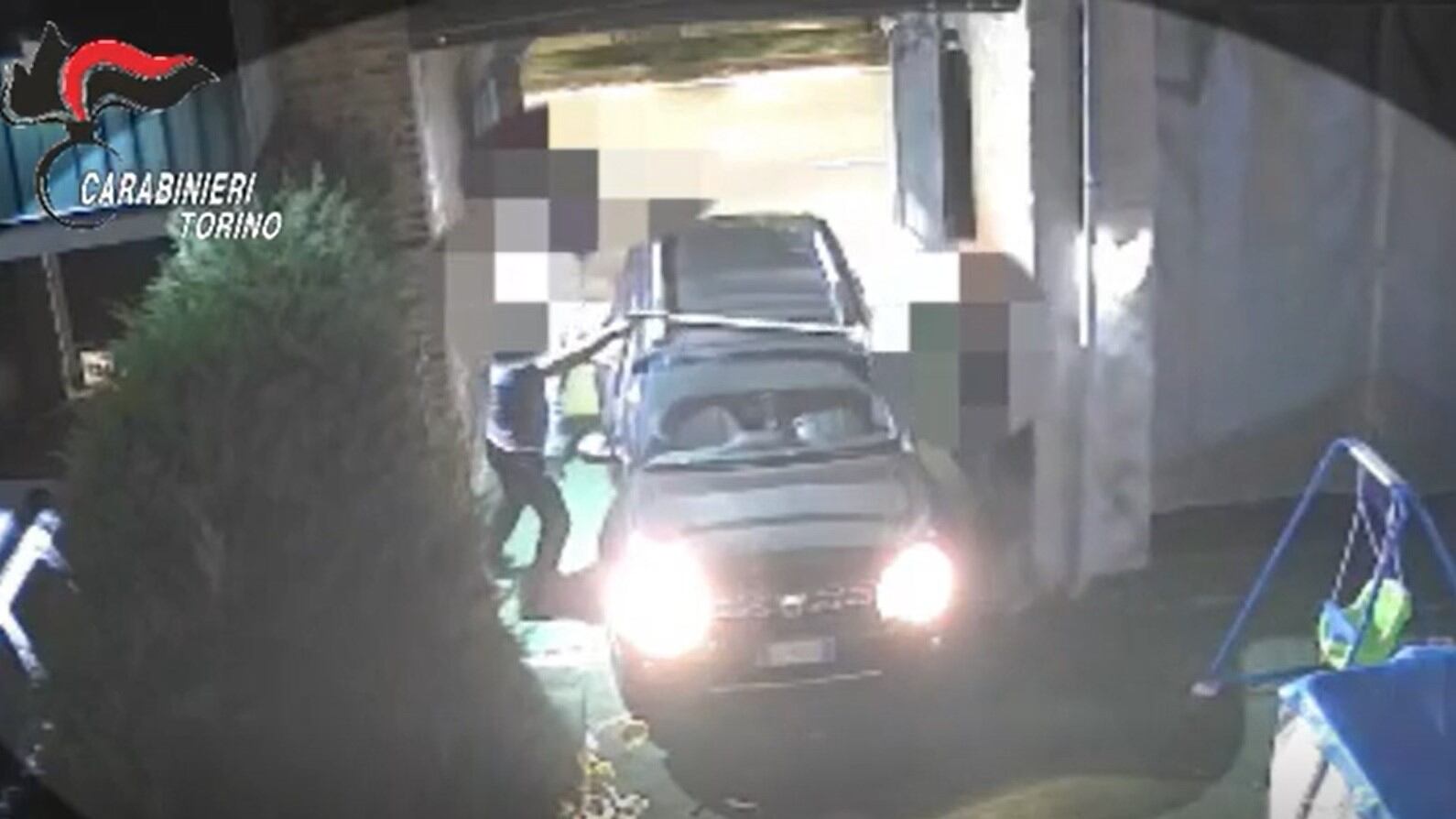 Paura nel Torinese, banda armata spara a padre e figlio