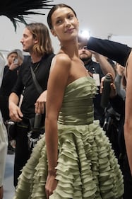 Bella Hadid sexy in passerella, foto 2
