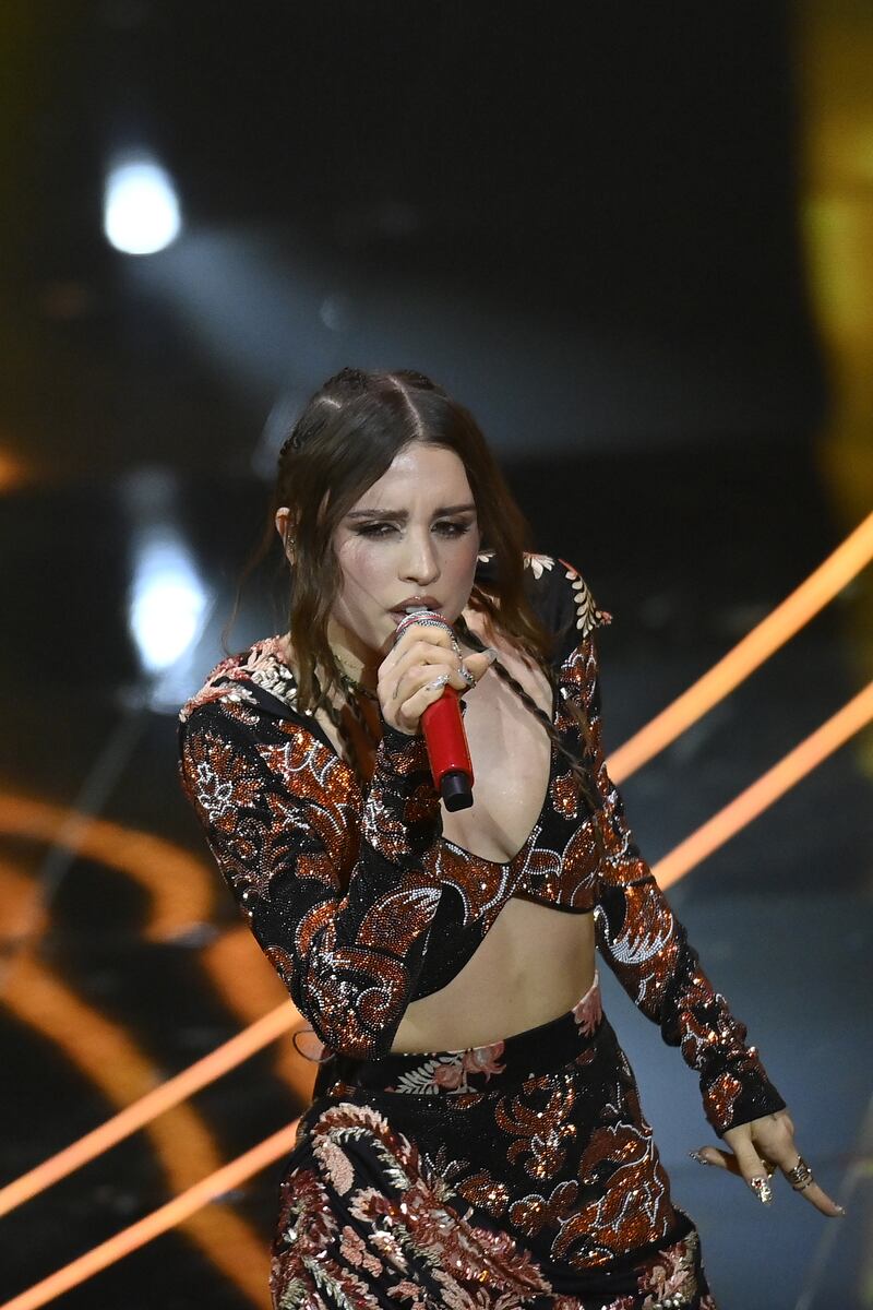 Sanremo 2024: ecco il look della terza serata del Festival di Angelina Mango 8