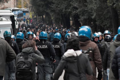 Roma, 400 ultras dell'Eintracht hanno invaso (e semidistrutto) la capitale 5
