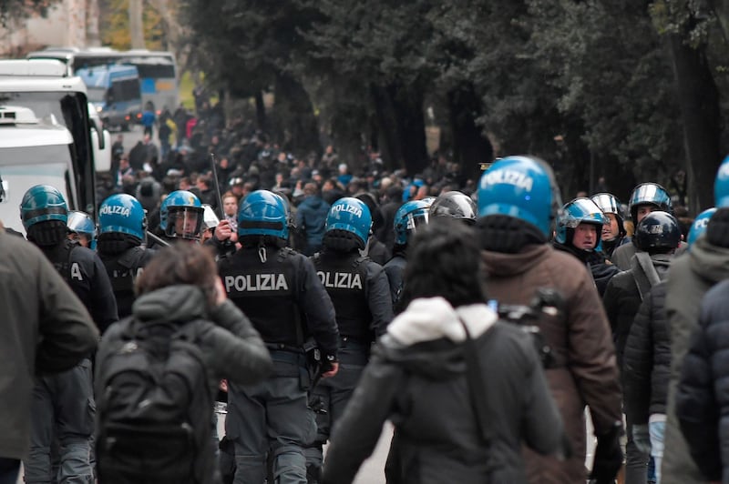 Roma, 400 ultras dell'Eintracht hanno invaso (e semidistrutto) la capitale 5