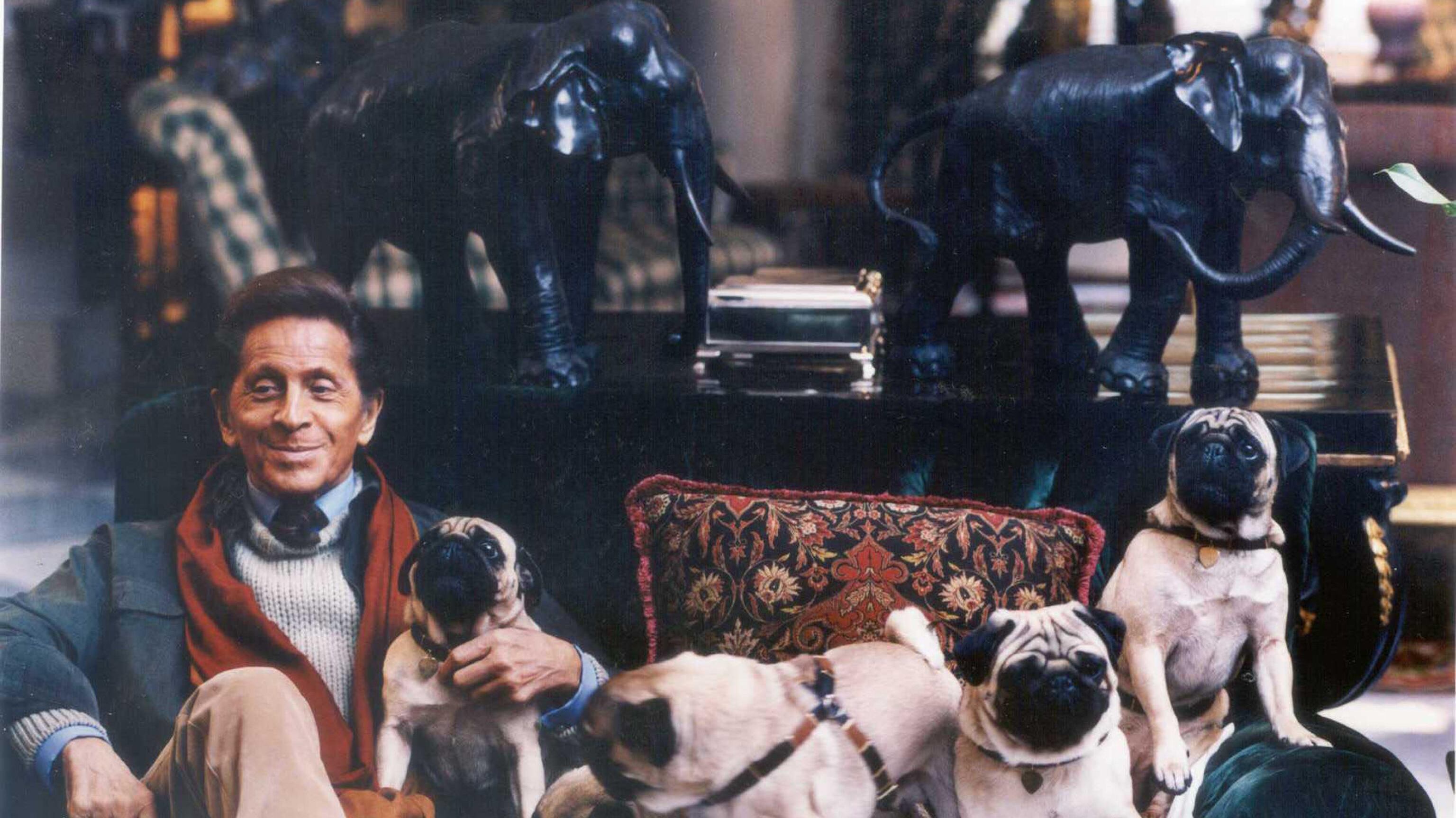 Valentino e i suoi carlini: una storia d’amore a quattro zampe, diventata ispirazione per il brand