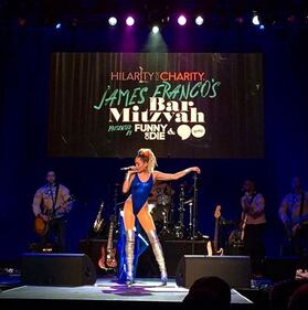 Miley Cyrus hot a Hilarity for Charity 5