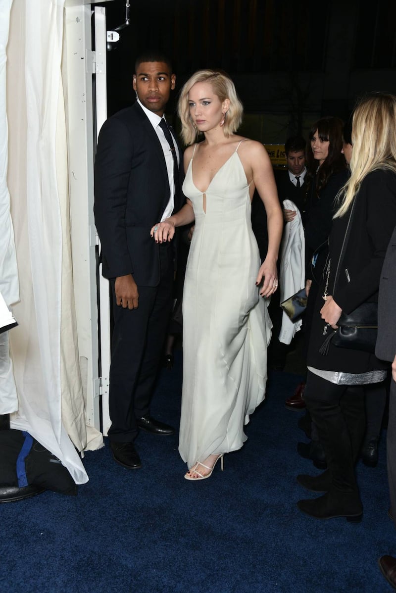 Jennifer Lawrence senza reggiseno alla première di Joy 7