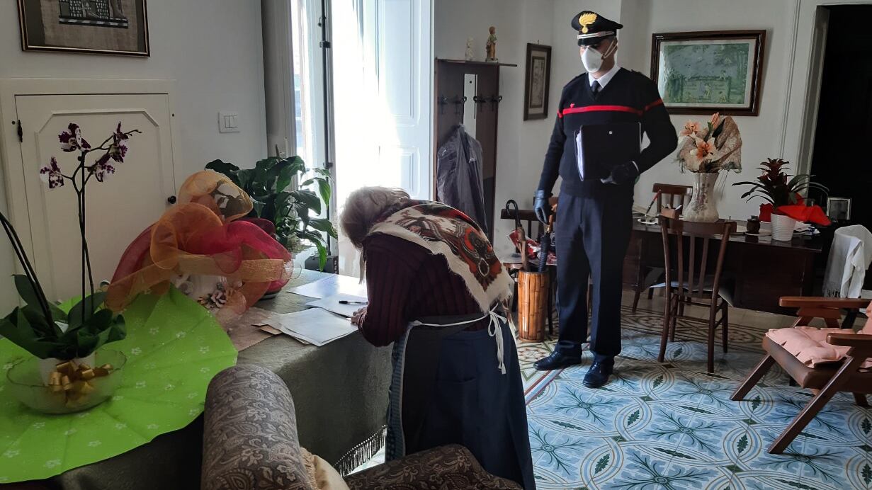 I carabinieri consegnano la pensione a domicilio
