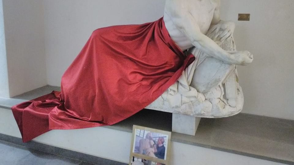 "Sgradita agli islamici", coperta la statua