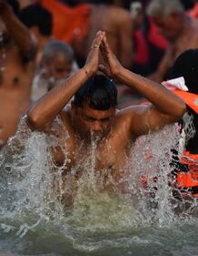 India: i devoti nelle foto dal fiume Gange  4