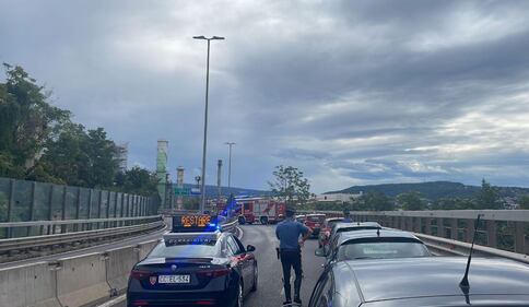 Trovato a Trieste cadavere appeso per il collo al guardrail 2