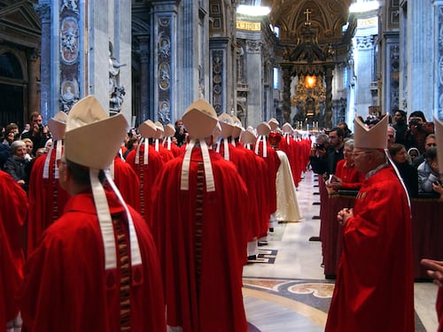 I funerali, il Conclave e la fumata bianca. Cosa succede dopo la morte di Papa Francesco