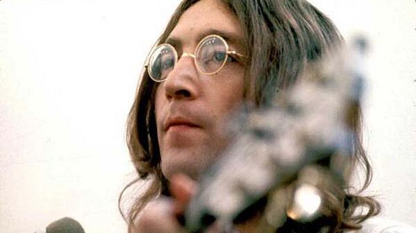All'asta gli occhiali da sole di John Lennon: venduti per una cifra record