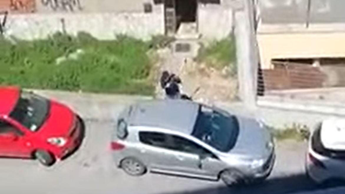 "Qui non si parcheggia". Il 73enne prende l'ascia e distrugge l'auto sotto casa