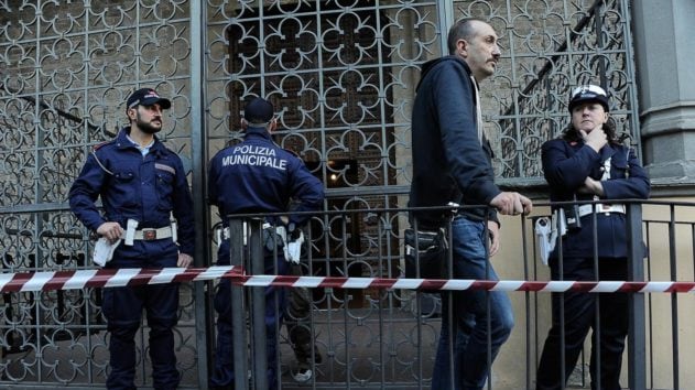 Bologna, occupano casa e pestano agenti, fermata coppia di stranieri