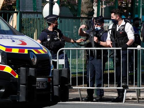 Ancora terrore a Parigi: poliziotta sgozzata al grido di "Allah Akbar"