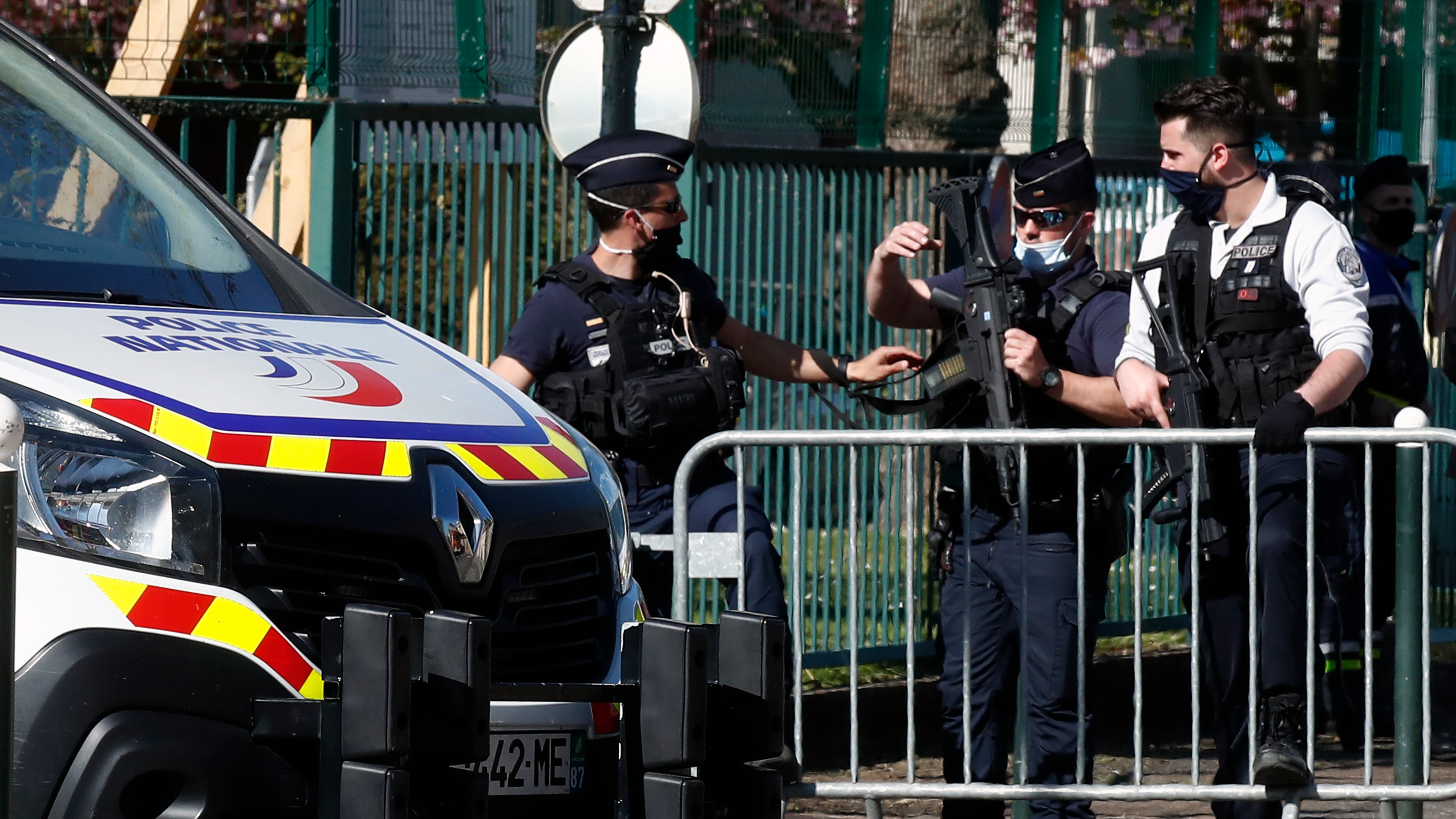 Ancora terrore a Parigi: poliziotta sgozzata al grido di "Allah Akbar"
