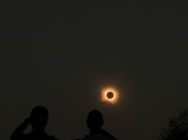 Lo spettacolo nel cielo con l'eclissi solare