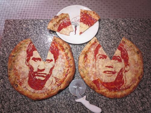I ritratti dei vip, disegnati su una pizza